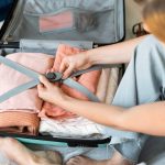 Menata barang di koper