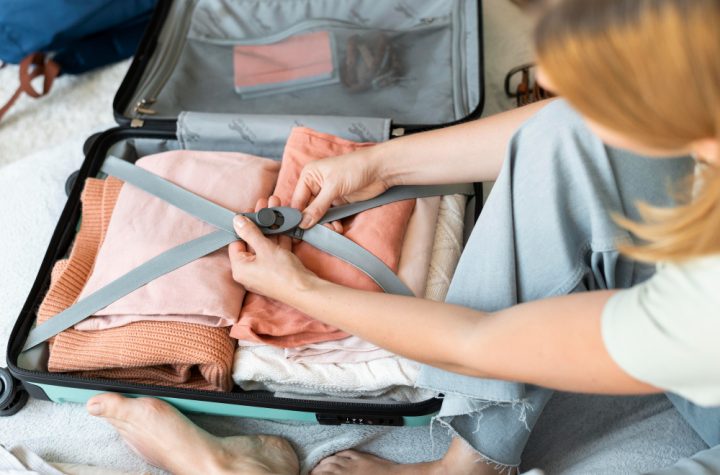 Menata barang di koper